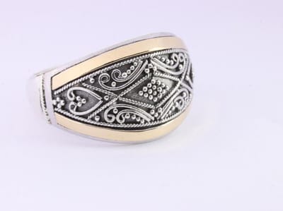 Traditionele bewerkte zilveren ring met 18k gouden banden - maat 19