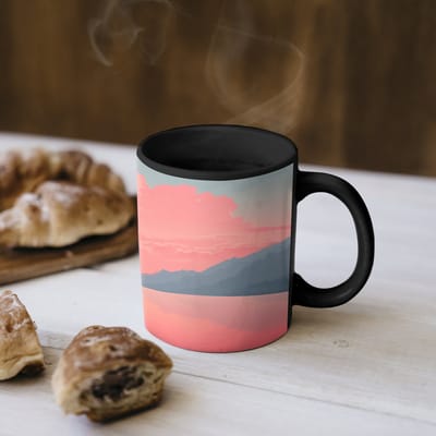Magische Mok - Foto op Warmte Mokken - Koffiemok - Zeilboot - Roze zee - Zonsondergang - Bergen - Magic Mok - Beker - 350 ML - Theemok