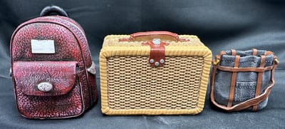 Decoratieve polyresin beeldjes "rugzak/koffer/handtas" - Set van 3 stuks - rood/beige/blauw - hoogte 9x8x7cm/7x9x9cm/5x5x5cm - Woonaccessoires - Decoratieve beeldjes