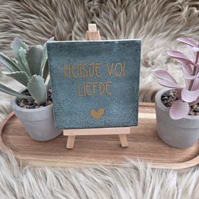 Robuust Wenstegeltje – Huisje vol Liefde – Hip trendy tegeltje – Wanddecoratie – Cadeau voor Nieuwe Woning, Housewarming of Gezinscadeau – Sfeervol en Persoonlijk - Vriend(in) – Trendy nu – Decoratief Tegeltje met Standaard – Cadeau Idee