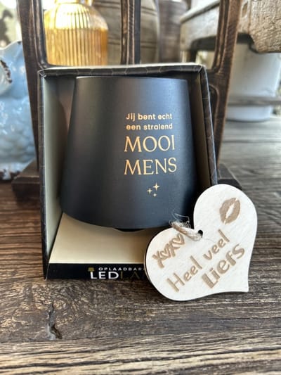 Creaties van Hier – Oplaadbare Led Tafellamp Mooi mens met houten hartje – 13,5 cm – mat zwart met goude bedrukking