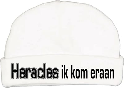 Babymutsje met de tekst: Heracles ik kom eraan !