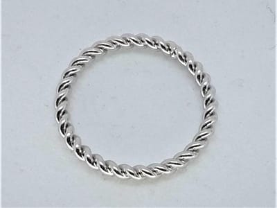 RVS gedraaide ring maat 17. Leuk ring voor je vinger of als minimalist ring-pinkring-kinderen ring, vanaf maat 14