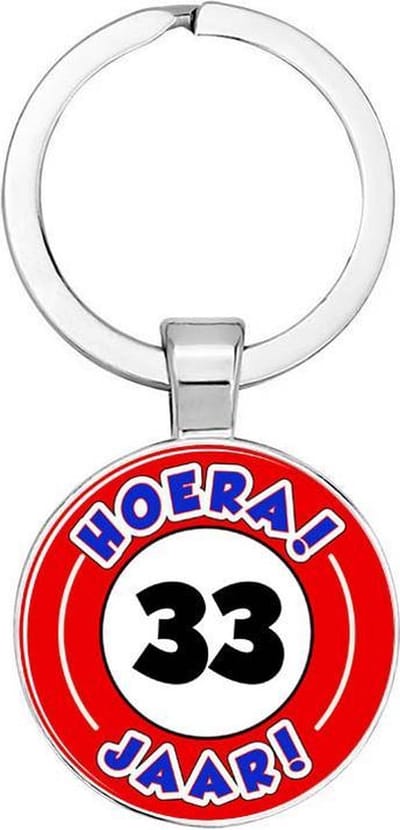 Akyol - Hoera 33 jaar Sleutelhanger - Verjaardag - Jarige job - Leuke kado voor iemand die bijna jarig is - 2,5 x 2,5 CM