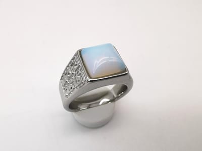 RVS Edelsteen Opaal zilverkleurig Griekse design Ring. Maat 18. Vierkant ringen met beschermsteen. geweldige ring zelf te dragen of iemand cadeau te geven.
