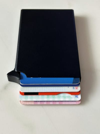 Pop-up Pasjeshouder Aluminium – 8 Kaarten – RFID Bescherming – Compacte Card Holder – Zwart