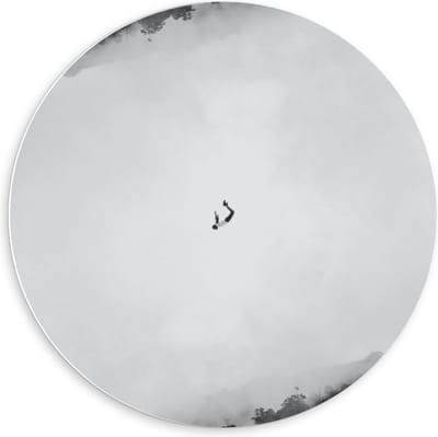 Forex Wandcirkel - Vliegende Man (zwart/wit) - 60x60cm Foto op Wandcirkel (met ophangsysteem)