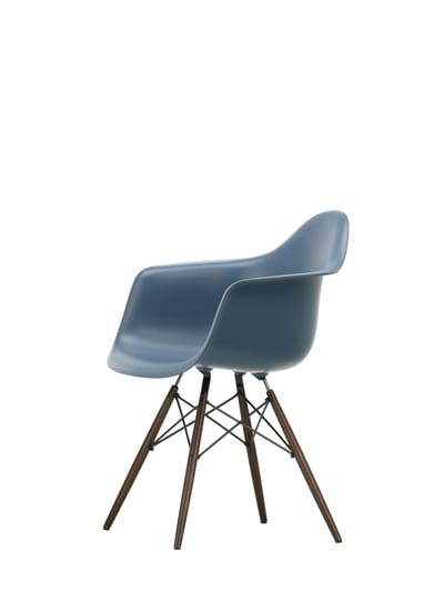 Vitra DAW Eames Plastic Armchair - zeeblauw RE - donkere esdoorn