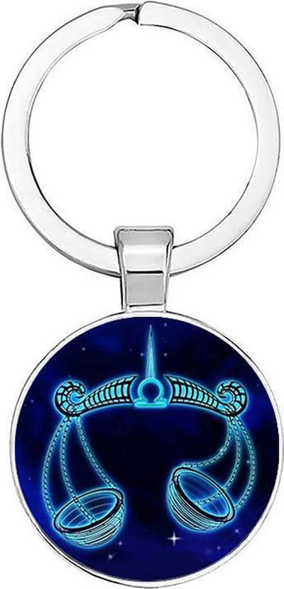 Akyol - Weegschaal Sleutelhanger - Weegschaal - Sterrenbeeld - Horoscoop - Astrologie - Leuk kado voor iemand die in september/oktober geboren is - 2,5 x 2,5 CM