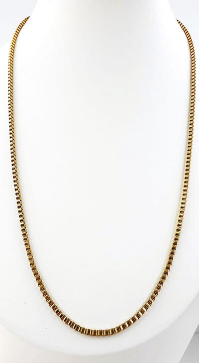 Ketting - RVS - vierkant - Venetiaanse schakel - Goudkleurig - L 50cm - Br 2mm - Minimalistische ketting is een subtiel, eenvoudig en tijdloos sieraad met strakke lijnen en delicate details, dat de outfit verfijnd aanvult zonder te overheersen.