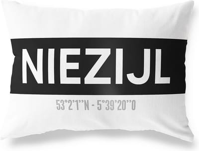 Tuinkussen NIEZIJL - GRONINGEN met coördinaten - Buitenkussen - Bootkussen - Weerbestendig - Jouw Plaats - Studio216 - Modern - Zwart-Wit - 50x30cm
