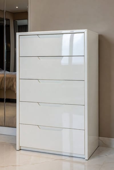 Commode met 5 Laden Hoogglans Wit 124,5 cm – Moderne Ladekast / Dressoir voor Slaapkamer & Woonkamer – Ruime Opbergkast 70 cm Breed – Mobili Bella