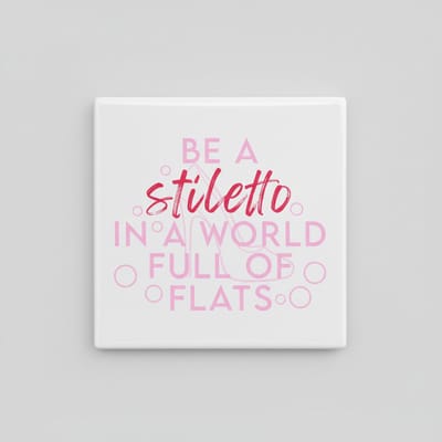 Inspirerende 15×15 cm Keramische Tegel – “Be a Stiletto in a World Full of Flats” Motiverende Wanddecoratie