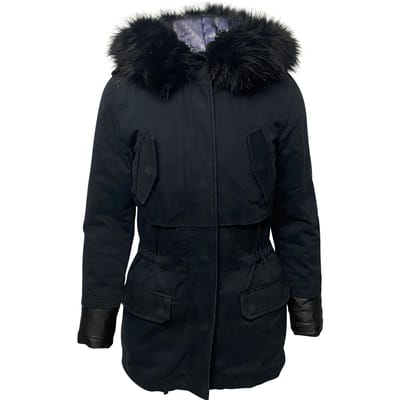 Maje lange donsjas met capuchon en bontkraag in blauw nylon.