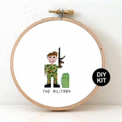 Manlijke militair borduurpakket. DIY kado voor man. Verjaardagskado voor soldaat. kado voor vrouw van militair