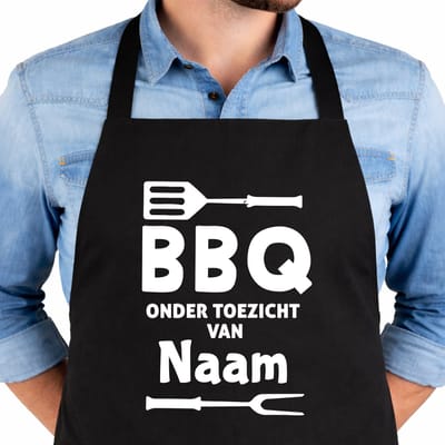 Keukenschort BBQ Toezicht - Gepersonaliseerd Met Jouw Naam - 65x90cm - 100% katoen - Schort - Keukenschorten - Verjaardags cadeau - BBQ - Vaderdag - Moederdag cadeau