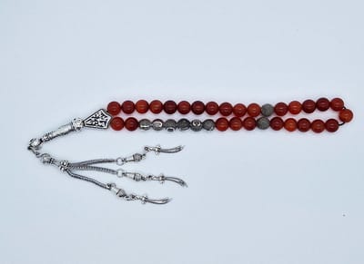 Handgemaakte naam tasbih 33 Kralen Natuursteen “Rood Agaat” - met metaal tassel “Zwaarden"- Met je naam of de naam van uw geliefde- 8 mm diameter van de korrel