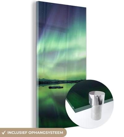 MuchoWow® Glasschilderij 60x120 cm - Schilderij acrylglas - Noorderlicht - Meer - IJsland - Groen - Bos - Sneeuw - Foto op glas - Schilderijen