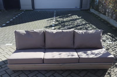 Bankje “Sauna” van Grijs Douglas hout 180cm – Taupe kussens – relax bank – Loungebank – Lage zetel – 3 persoons – Dim grey