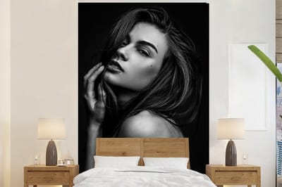 Behang - Fotobehang Vrouw - Portret - Zwart wit - Breedte 200 cm x hoogte 300 cm