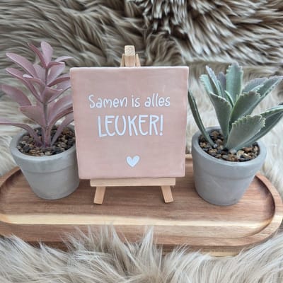 Robuust wenstegeltje “Samen is alles leuker!” – Liefde & Vriendschap Cadeau – Keramiek – Decoratie – Relatie Cadeautje – Vriendschap - Trendy nu – Decoratief Tegeltje met Standaard – Cadeau Idee