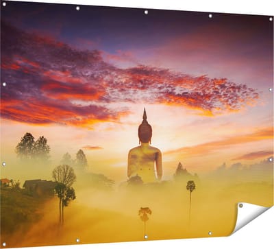 Gards Tuinposter Boeddha Beeld in de Mist - 160x120 cm - Tuindoek - Tuindecoratie - Wanddecoratie buiten - Tuinschilderij