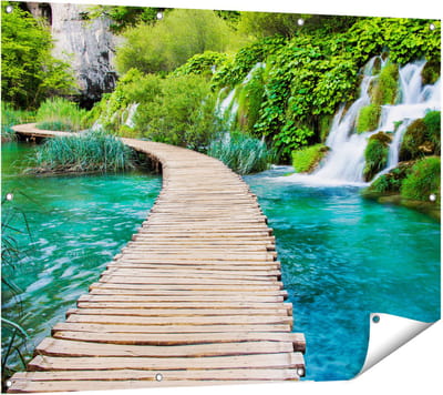 Gards Tuinposter Houten Pad op het Water bij de Watervallen - 120x90 cm - Tuindoek - Tuindecoratie - Wanddecoratie buiten - Tuinschilderij