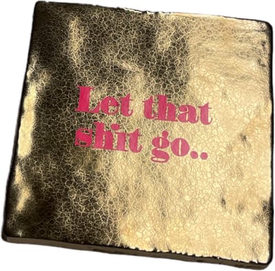 Hippe tegeltje met tekst: Let that shit go | Goud met neon roze | Gepersonaliseerde cadeau | Hippe Spreuktegel | Nieuwe woning cadeau | Housewarming cadeau