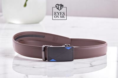 Bruine 150 cm lange lederen riem zonder gaatjes met automatische gesp voor heren met een maatje meer ( Model N300 )