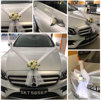 AUTODECO.NL - SANDRA Luxe Trouwauto Versiering - Autodecoratie Bruiloft - Bloemen voor op de Motorkap Huwelijk - Tule Linten met Bloemstuk - Grote Strik voor Achter de Bruidsauto