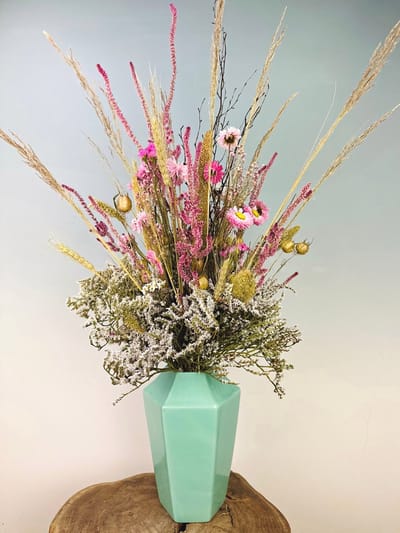 Droogboeket "Zomerliefde" - inclusief turquoise vaas | 60 cm | Een perfect en vrolijk boeket welke jouw interieur gegarandeerd opfleurt