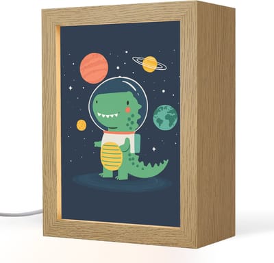 Nachtlampje 15x20 cm - Kinder lampje - Dino - Ruimtepak - Planeten - Tafellamp kinderkamer - Slaapkamer lamp - Bedlamp kinderen - Kinderlampje stopcontact - Wandlamp babykamer - Nachtlampjes