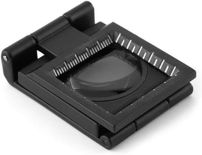 Opvouwbaar vergrootglas met 10x vergroting en zinklegering, ideaal voor precisiewerk en hobby's. Met handige schaal en uitstekende optiek.