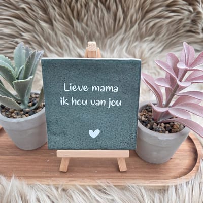 Robuust wenstegeltje – Lieve mama ik hou van jou – Hip trendy tegeltje – 10x10 cm – Cadeau voor mama,moeder,bonusmoeder – Stijlvol en Persoonlijk Woonaccessoire - Zomaar - Deco – Trendy nu – Decoratief Tegeltje met Standaard – Cadeau Idee