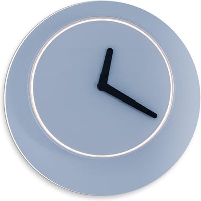 Forex Wandcirkel - Witte Klok op Blauwe Muur - 30x30cm Foto op Wandcirkel (met ophangsysteem)