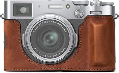 Genuine Leren Camera Case Geschikt voor Fujifilm X100VI, Beschermende Tas met Handvat en Onderopening - Bruin, Duurzaam en Stijlvol Accessoire voor Fotografie