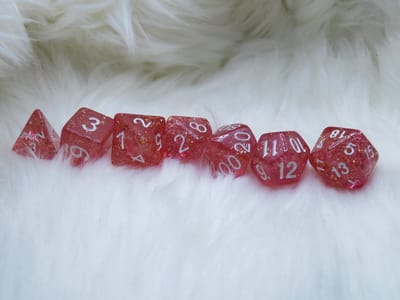 Polyset Dice | Dobbelstenen - Set Van 7 Stuks - Rood Roze Glitters Wit Doorzichtig Transparant| Voor D&D en Andere Rollenspellen | Plastic Dobbelstenen Set voor Dungeons and Dragons | Polyhedral Dice Set | Mooie Zwarte Velvet Dice Bag voor 3 Sets