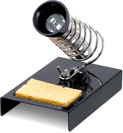 Soldeerbouthouder Met Spons – Compact Standaard Voor Soldeerbout – Met Reinigingsspons – Hittebestendig En Stabiel – Geschikt Voor Elektronica, Hobby En Reparatiewerk – Veilig Opbergen En Reinigen Tijdens Solderen [10780]
