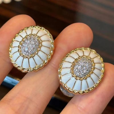 Nieuw in Vintage Art Twists Witte Emaille oorbellen stud Hoge kwaliteit Mode Delicate Bloem oorbellen voor vrouwen Bruiloft Sieraden beige