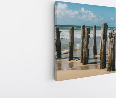 Saammp - Canvas Schilderij - Strand - Palen in de zee - 20x20 - Foto op canvas - Wanddecoratie - muurdecoratie Woonkamer - Slaapkamer decoratie - Canvas Print