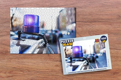 Puzzel Zwaailicht van politieauto op een burgerauto - Legpuzzel - Puzzel 500 stukjes