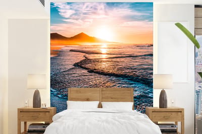 Behang - Fotobehang Zonsondergang - Zee - Berg - Horizon - Landschap - Blauw - Breedte 160 cm x hoogte 220 cm