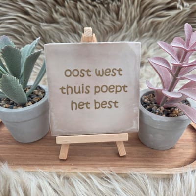 Robuust wenstegeltje “oost west thuis poept het best” – 10x10 cm – Humoristische Wanddecoratie & Cadeau – Cadeau vrienden,zomaar – Humor tegeltje - Grappige tekst – WC decoratie humor – Trendy nu – Decoratief Tegeltje met Standaard – Cadeau Idee