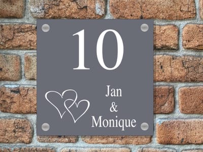 Naambordje / huisnummer voordeur met hartjes grijs