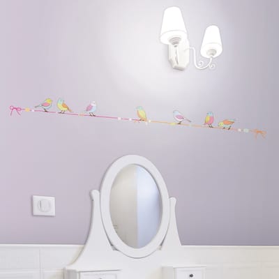 Decoratieve muurstickers met mussen op een draad.