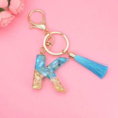Letter Sleutelhanger A-Z – Luxe Initialen Sleutelhanger met Pompon & Kwastje – Tashanger voor Dames & Meisjes – Accessoire voor Sleutelbos, Handtas, Rugzak & Autosleutel – Persoonlijk Cadeau voor Vrouw, Moeder, Dochter & Vriendin