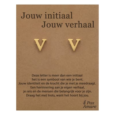 Letter V Oorbellen op Cadeau Kaartje - Jouw initiaal, jouw verhaal - Goudkleurig Stainless Steel - 7mm Initiaal Oorknopjes- Pax Amare
