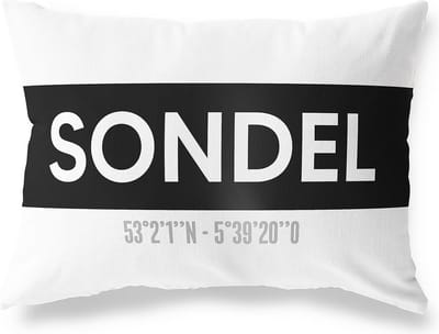 Tuinkussen SONDEL - FRIESLAND met coördinaten - Buitenkussen - Bootkussen - Weerbestendig - Jouw Plaats - Studio216 - Modern - Zwart-Wit - 50x30cm
