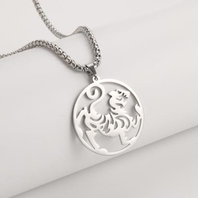 Collier d'Arts Martiaux Karaté Shotokan pour Hommes Femmes Pendentif Symbole Shotokan Acier Inoxydable Bijoux Déclaration d'Engagement Cadeaux white
