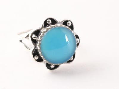 Bewerkte bloemvormige zilveren ring met blauwe agaat - maat 17.5